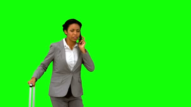 Laat vrouw gooien haar telefoon op groen scherm — Stockvideo