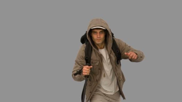 Uomo con bastone da trekking in esecuzione sullo schermo grigio — Video Stock