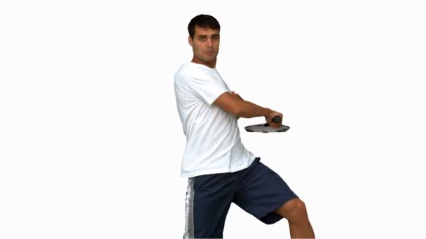 Hombre entrenando mientras juega al tenis en pantalla blanca — Vídeos de Stock