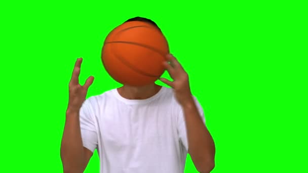 Uomo che gioca con una pallacanestro sullo schermo verde — Video Stock