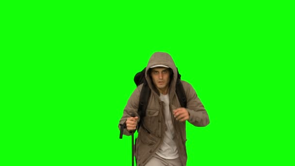 Muž s kabát a turistických holí na zelené obrazovce — Stock video