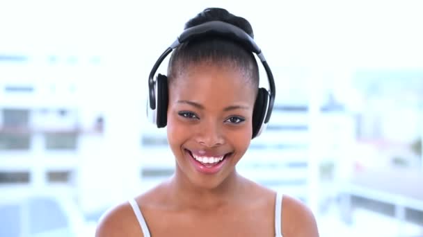 Leende vackra modell lyssna på musik — Stockvideo