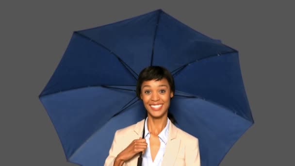 Zufriedene Geschäftsfrau mit Regenschirm — Stockvideo