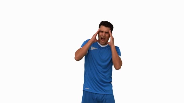 Piłkarz cierpi na ból głowy na biały ekran — Wideo stockowe