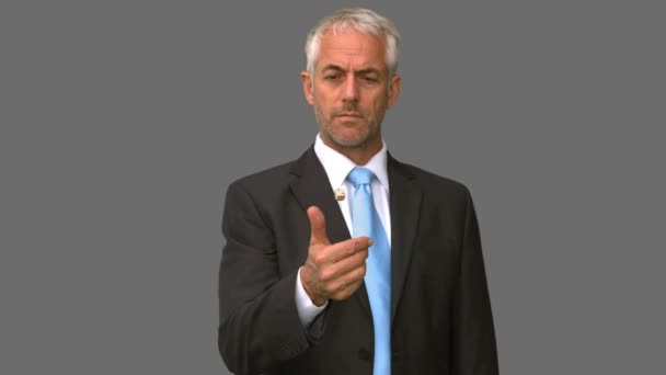 Elegante hombre de negocios lanzando un dado en el aire en pantalla gris — Vídeo de stock