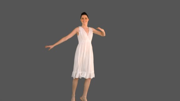 Елегантна жінка в білій сукні стрибає — стокове відео