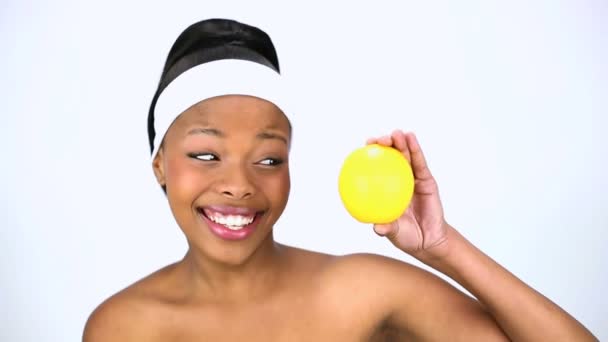 Mujer alegre sosteniendo naranja — Vídeo de stock