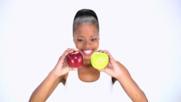 Modelo sonriente que sostiene manzanas — Vídeo de stock
