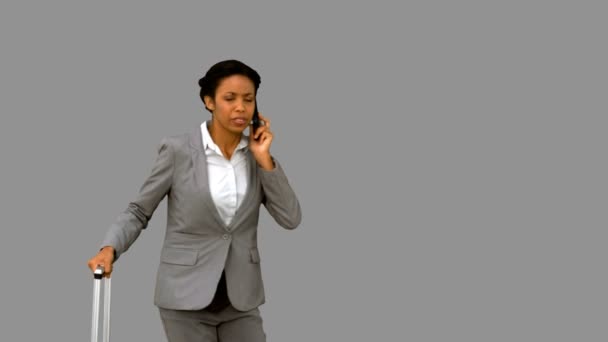 Mujer tarde lanzando su teléfono en pantalla gris — Vídeo de stock