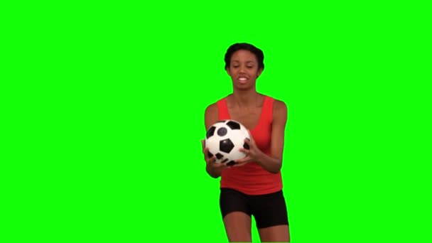 Frau fängt Fußball auf grünem Bildschirm — Stockvideo