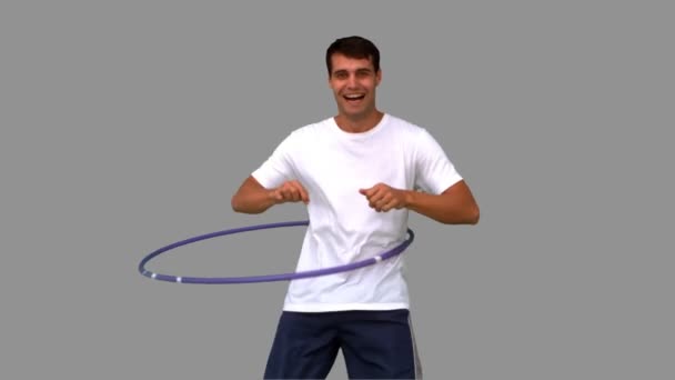 Mann spielt mit Hula-Hoop-Reifen auf grauem Bildschirm — Stockvideo