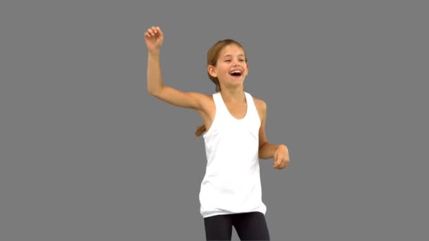 Niña bailando en pantalla gris — Vídeo de stock