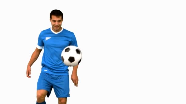 Uomo che gioca con un calcio sullo schermo bianco — Video Stock