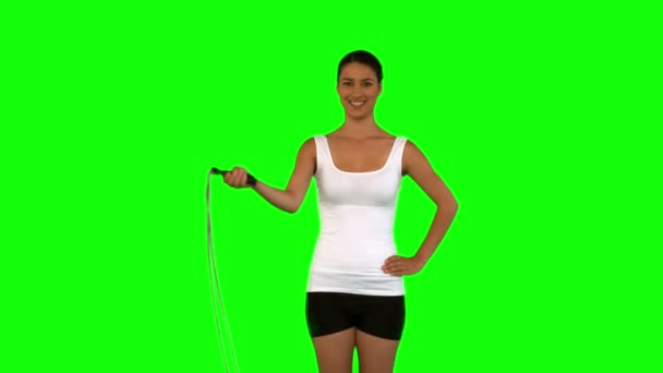 Mujer sosteniendo una cuerda saltando — Vídeo de stock