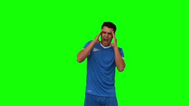 Yeşil ekran üzerinde baş ağrısı muzdarip futbolcu — Stok video