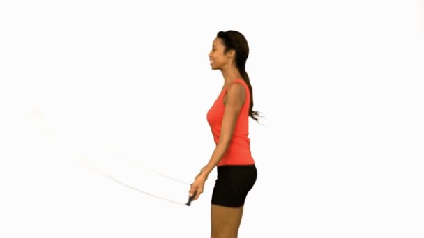 Mujer bonita haciendo ejercicio con una cuerda en la pantalla blanca — Vídeos de Stock