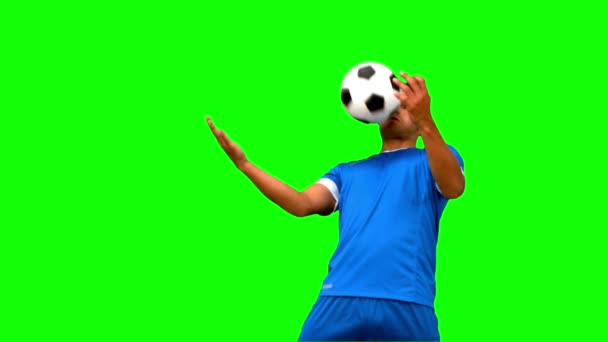 Adam yeşil ekran göğsünde bir futbol topu kontrol etmek — Stok video