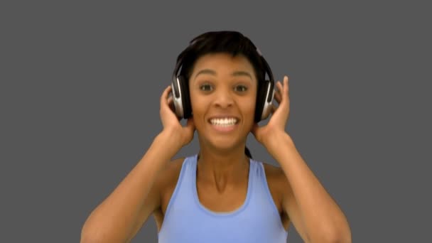 Preciosa mujer escuchando música — Vídeo de stock