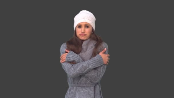 Studená roztomilá mladá žena, třes — Stock video