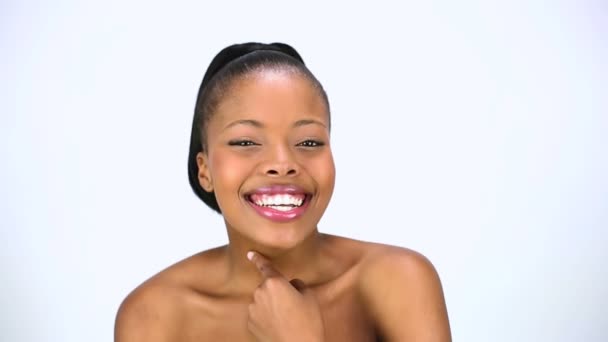 Modelo sonriente aplicando crema — Vídeo de stock