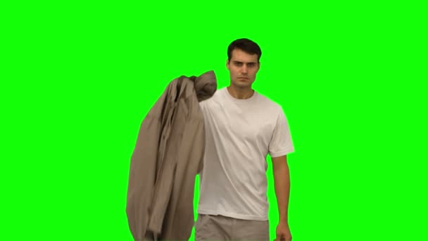 Όμορφος άνδρας, κρατώντας το παλτό στην πράσινη οθόνη — Αρχείο Βίντεο