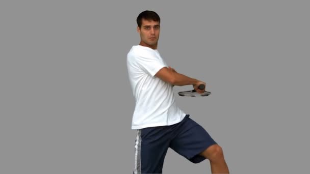 Entrenamiento de hombre jugando al tenis en pantalla gris — Vídeo de stock