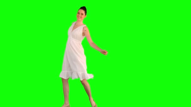 Glada modell i vit klänning dans — Stockvideo