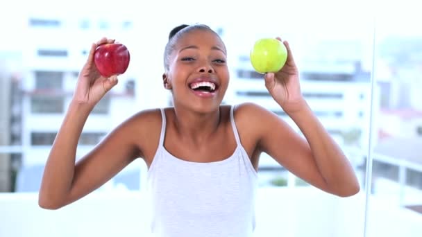 Веселая натуральная модель с яблоками — стоковое видео
