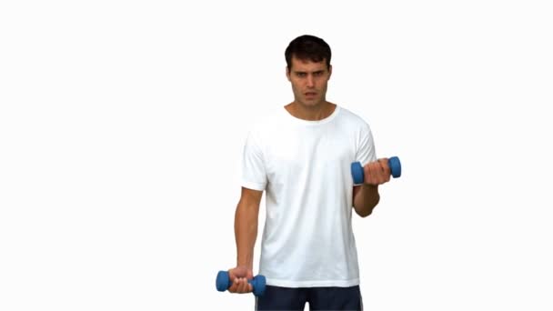 Przystojny mężczyzna zniesienie dumbbells na biały ekran — Wideo stockowe