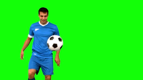 Hombre jugando con un balón de fútbol en pantalla verde — Vídeos de Stock
