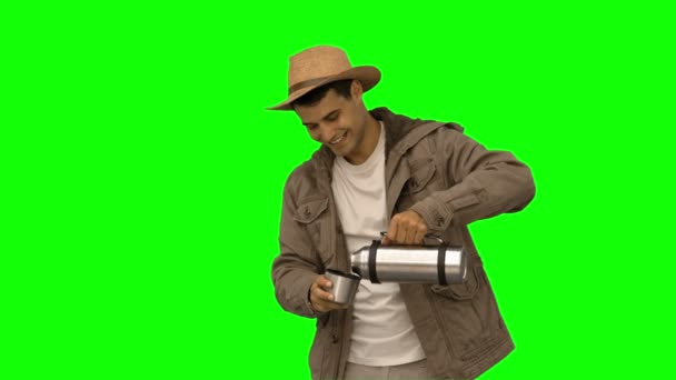 Man pouring coffee from a vacuum flask on green screen — Stock Video