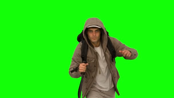 Hombre con un bastón de senderismo corriendo en pantalla verde — Vídeo de stock