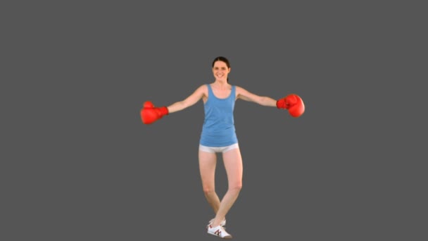 Jeune mannequin en vêtements de sport et gants de boxe dansant — Video