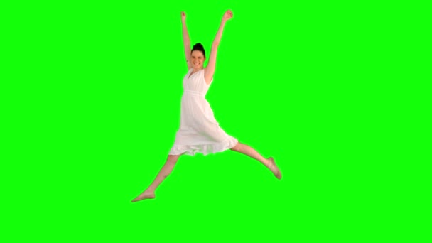 Счастливая модель в белом платье прыжки — стоковое видео