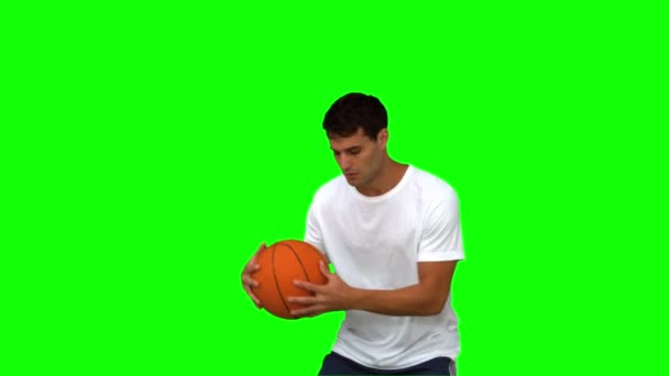 男子用绿色屏幕上篮球运球 — 图库视频影像