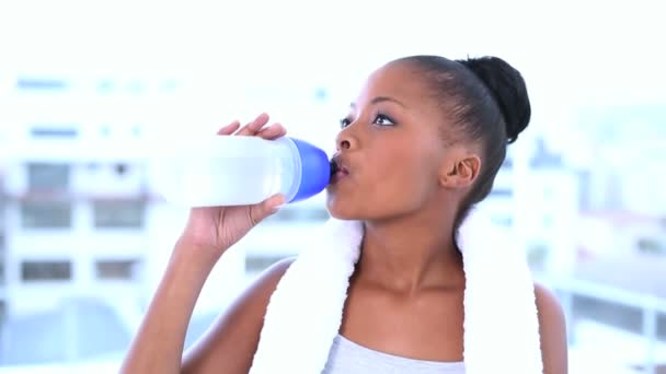 Sonriente modelo de agua potable — Vídeo de stock