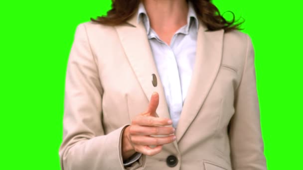 Красивая деловая женщина бросает монету на зеленый экран — стоковое видео