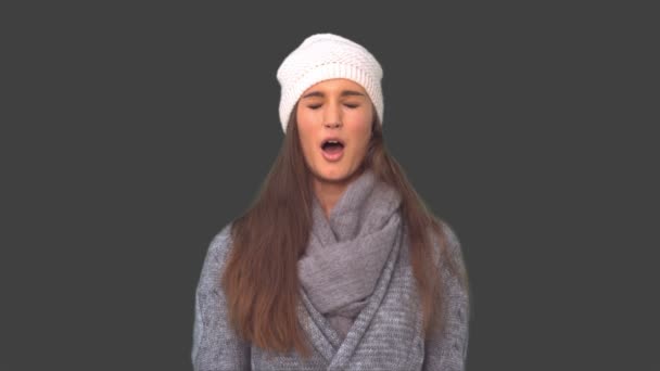 Frio casual jovem mulher espirrando — Vídeo de Stock