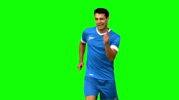 Gelukkig voetballer vieren een doel op groen scherm — Stockvideo
