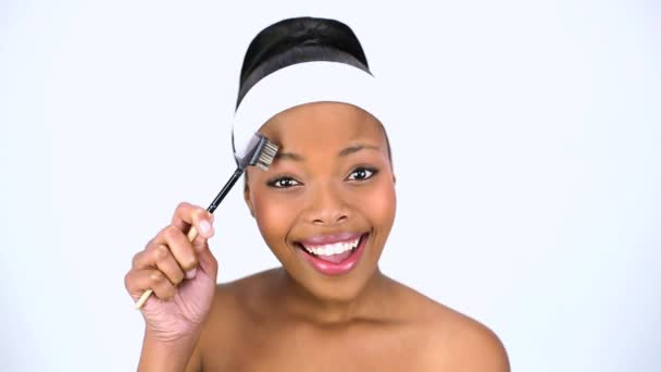 Mulher atraente usando escova de sobrancelha — Vídeo de Stock