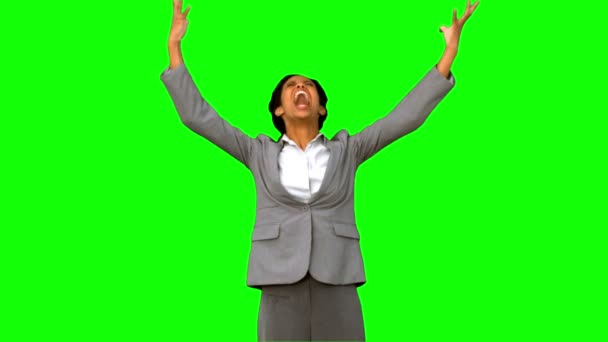 Rasande affärskvinna att höja armarna på grön skärm — Stockvideo