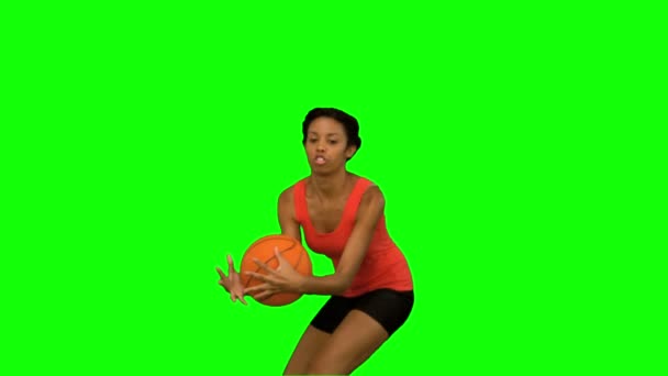 Kvinna fånga och kasta en basketboll på grön skärm — Stockvideo