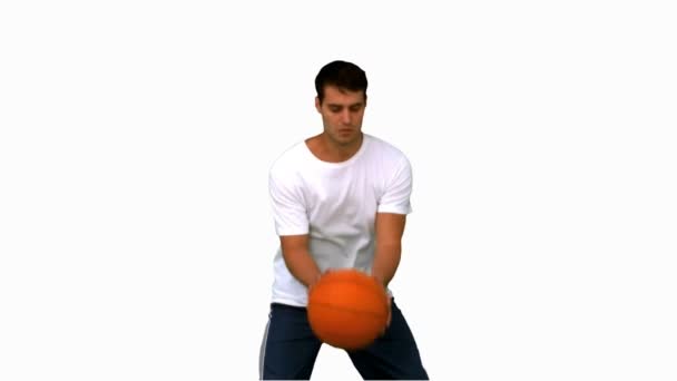 Красивий чоловік грає з баскетболом на білому екрані — стокове відео