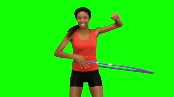 Frau spielt mit Hula-Hoop-Reifen auf grünem Bildschirm — Stockvideo