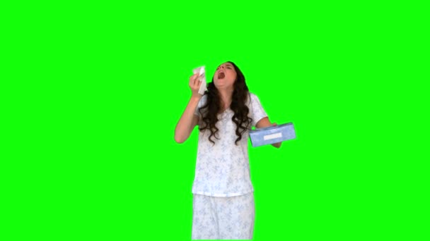 Enfermo joven modelo en pijama estornudando — Vídeos de Stock