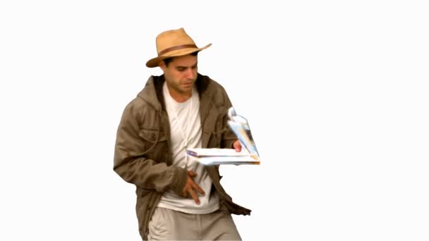 Άνθρωπος με ένα χάρτη και μια πυξίδα προσανατολισμού σε λευκή οθόνη — Αρχείο Βίντεο