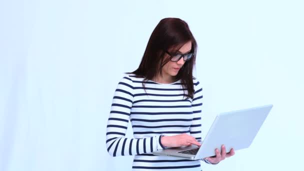 Красива молода жінка використовує свій ноутбук — стокове відео