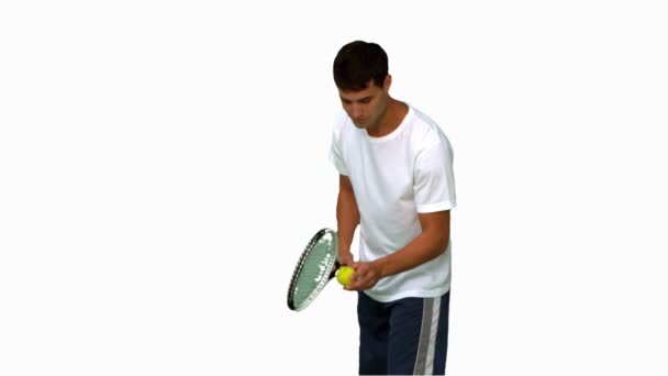 Uomo in possesso di una palla da tennis e una racchetta sullo schermo bianco — Video Stock