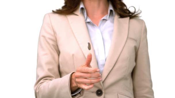 Bastante mujer de negocios lanzando una moneda en pantalla blanca — Vídeos de Stock