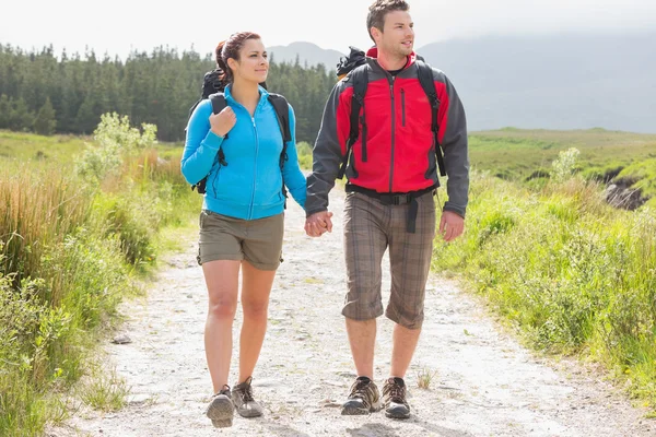 Wanderer mit Rucksäcken an Händen und Füßen — Stockfoto